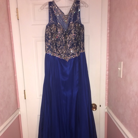 Mac Duggal prom dress - Picture 2 of 8